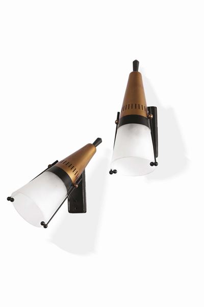 Stilnovo. Coppia di Appliques in Ottone e Metallo Verniciato con Diffusori in Vetro Opalino. Prod...