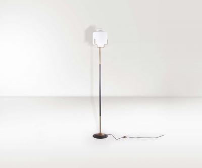 Stilnovo. Lampada da Terra in Metallo Verniciato, Ottone e Vetro Opalino Bianco. Prod. Stilnovo, ...
