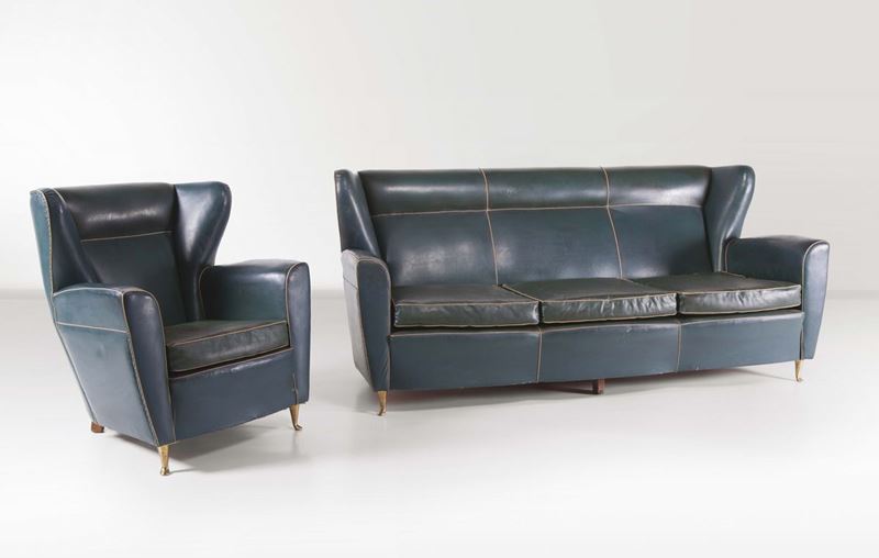 Poltrona e divano in legno con rivestimenti in skai. Prod. Italia, 1950 ca.  - Auction Design - Cambi Casa d'Aste