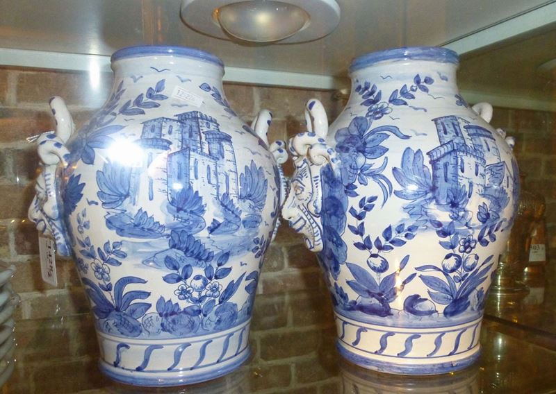Coppia di vasi bianchi e blu  - Asta Antiquariato e Dipinti Antichi - Cambi Casa d'Aste