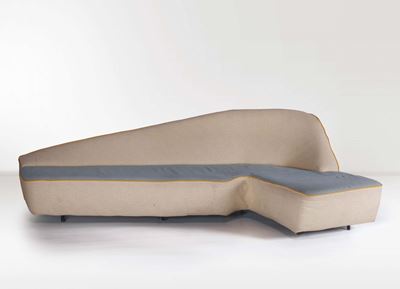 Divano Curvo con Struttura in Legno, Rivestimenti in Tessuto e Supporti in Metallo Verniciato. Pr...