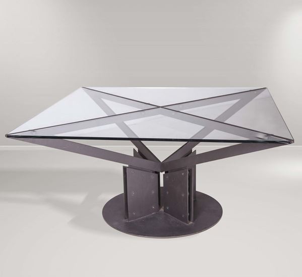 Carlo Scarpa (attribuzione). Tavolo in metallo verniciato con quattro piani in vetro molato. Prod. Italia, 1970 ca.
