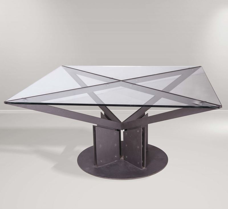 Carlo Scarpa (attribuzione). Tavolo in metallo verniciato con quattro piani in vetro molato. Prod. Italia, 1970 ca.  - Auction Design - Cambi Casa d'Aste
