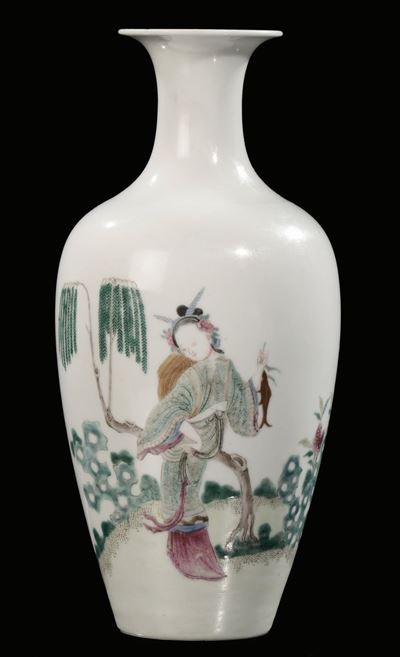Piccolo Vaso in Porcellana Policroma Decorato con Figure Orientale, Cina, Dinastia Qing, XIX Seco...
