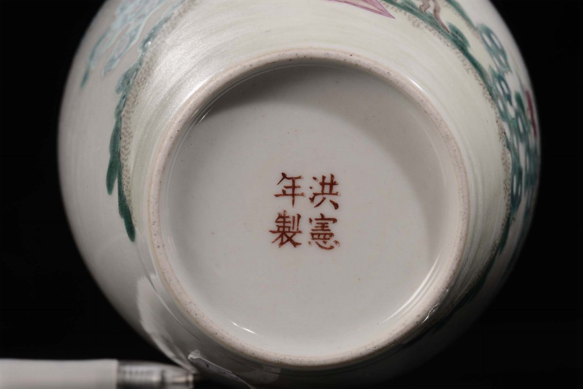 Piccolo Vaso in Porcellana Policroma Decorato con Figure Orientale, Cina, Dinastia Qing, XIX Seco...