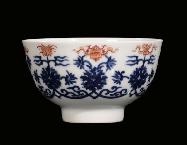 Ciotola in porcellana con decori floreali blu e rossi, Cina, Dinastia Qing, XIX secolo