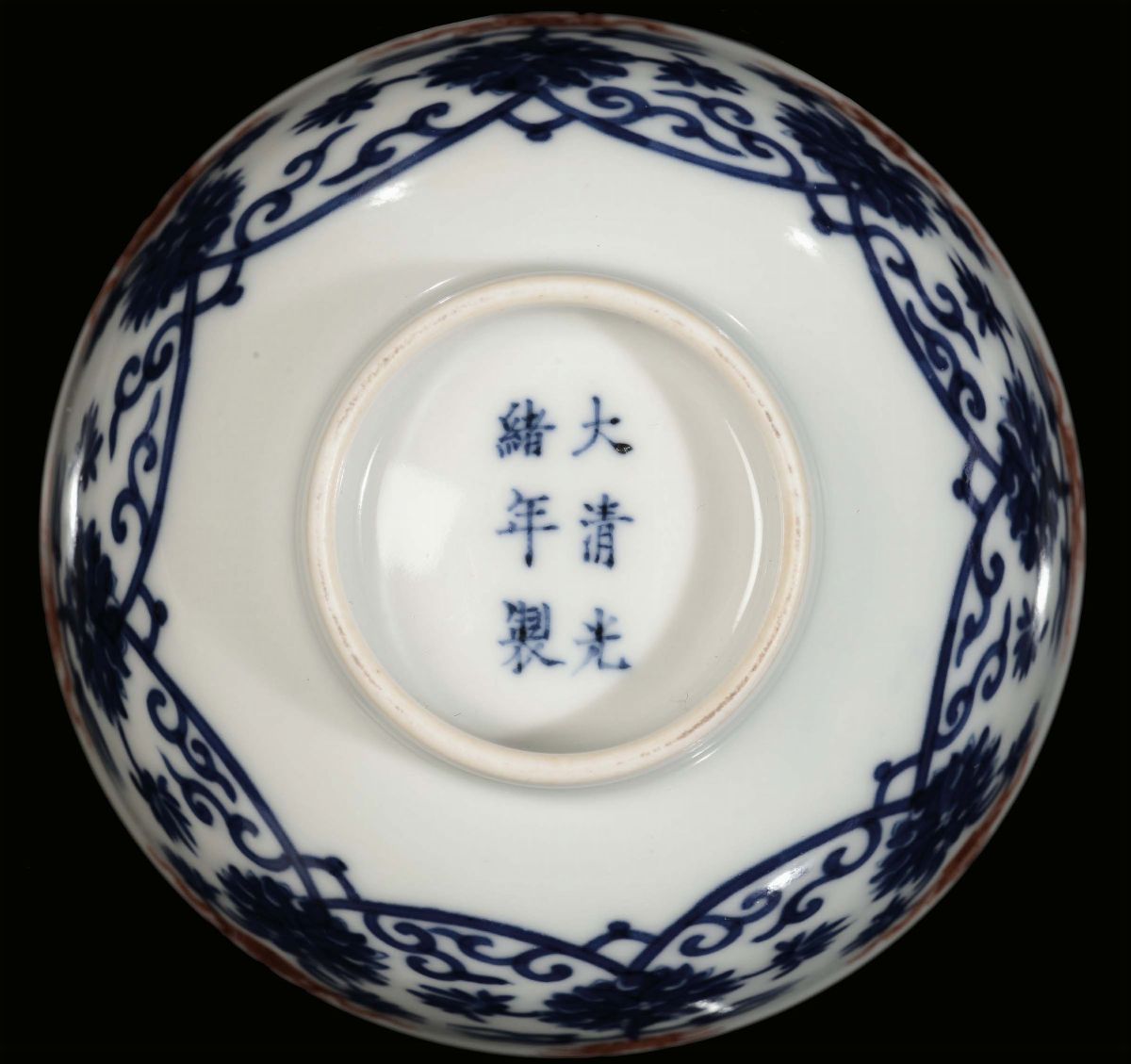 Ciotola in Porcellana con Decori Floreali Blu e Rossi, Cina, Dinastia Qing, XIX Secolo