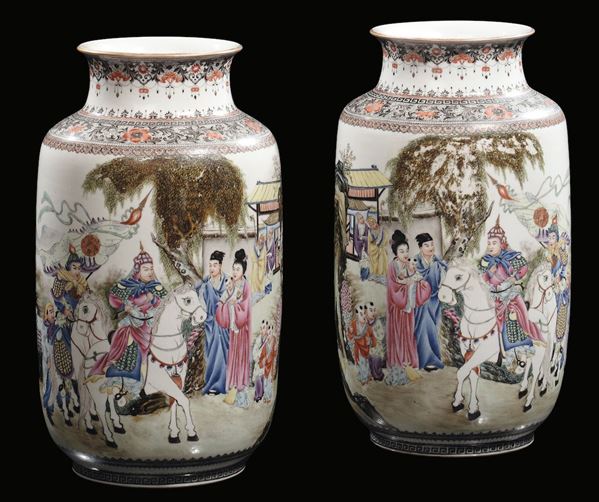 Coppia di vasi in porcellana raffiguranti scene orientali con cavalieri, Cina Dinastia Qing, XIX secolo