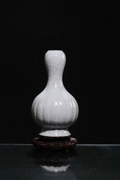 Vaso Guan in Porcellana a Forma di Doppia Zucca Costolato, Claire De Lune, Cina, Dinastia Qing, P...
