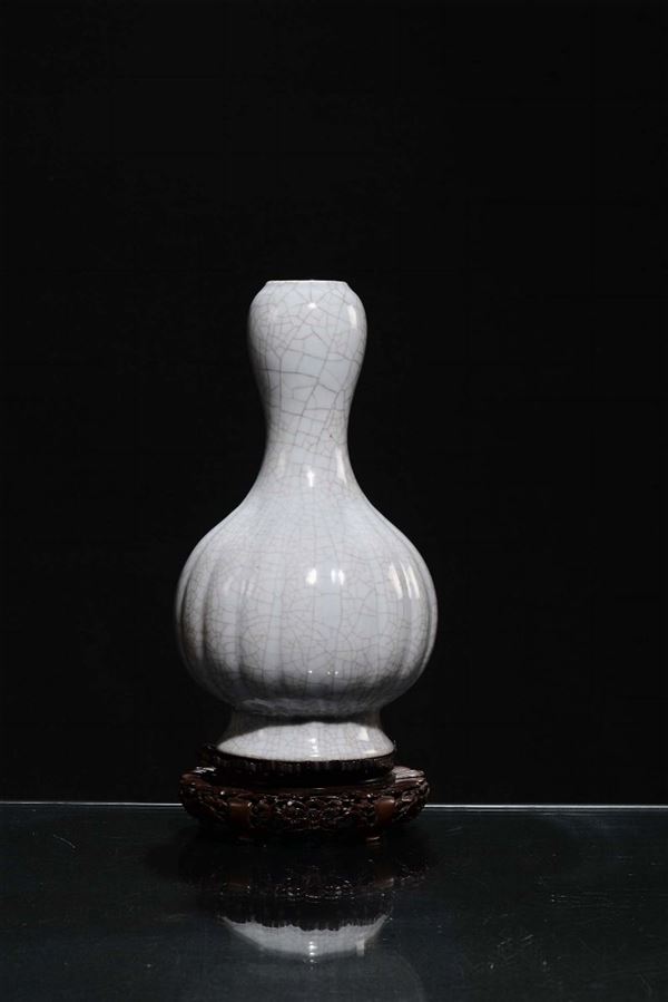 Vaso Guan in porcellana  a forma di doppia zucca costolato, Claire de Lune, Cina, Dinastia Qing, Periodo Yongzheng (1723-1735)
