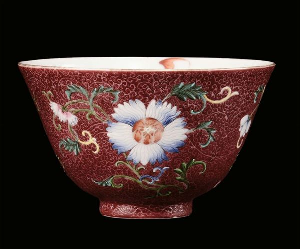 Coppa  in porcellana Famiglia Rosa integralmente graffita marchio apocrifo Quianlong, Cina, periodo Repubblica, XX secolo