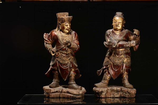 Due sculture in legno policromo e dorato raffigurante guerrieri, Cina, Dinastia Ming, XVII secolo