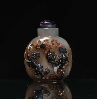 Snuff Bottle in Agata Scolpita con Animali Fantastici in Rilievo, Cina, Dinastia Qing, XIX Secolo