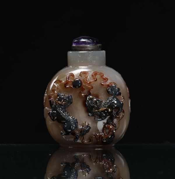 A carved agate snuff bottle with relief of fantastic animals, China, Qing Dynasty, 19th century