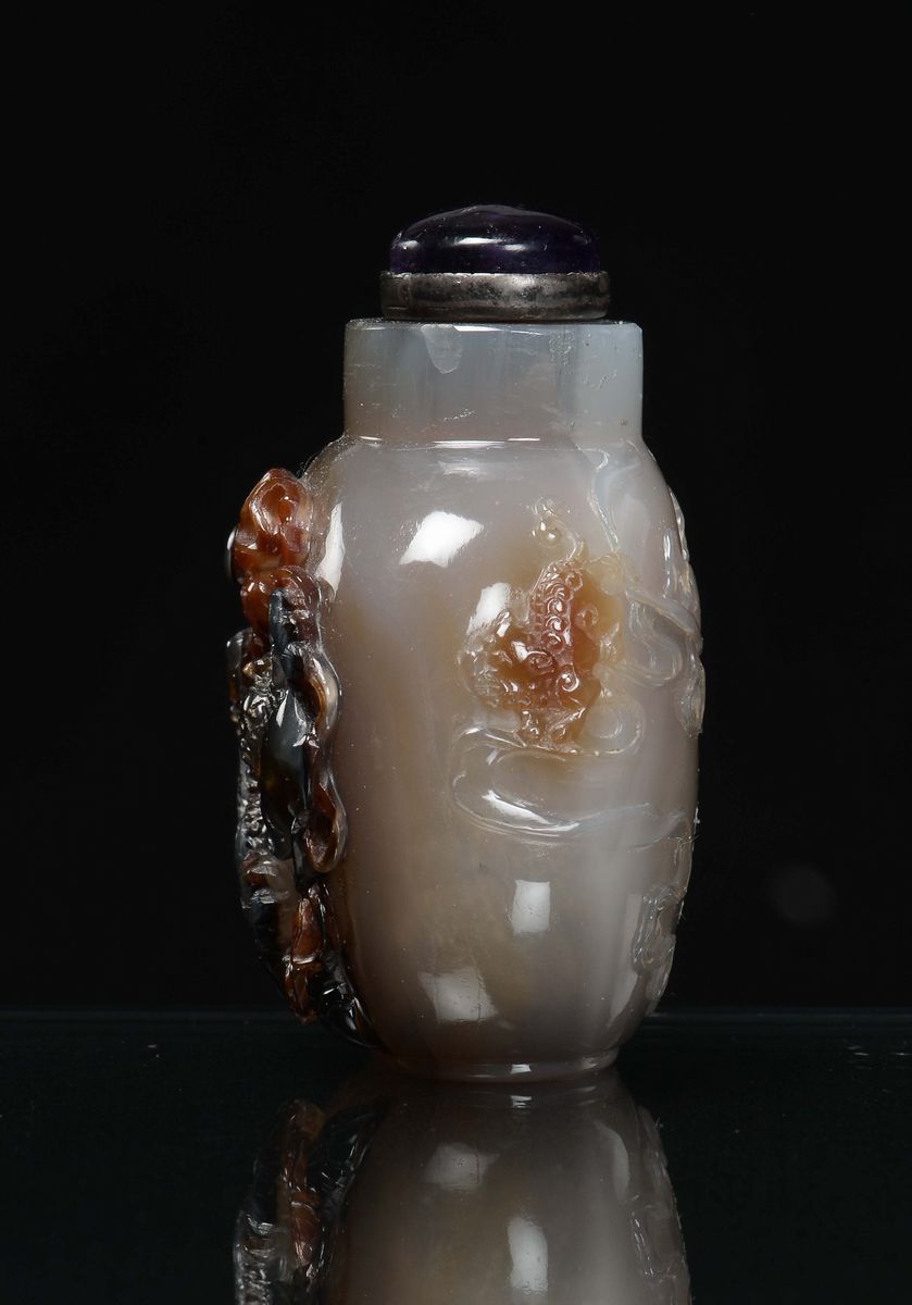 Snuff Bottle in Agata Scolpita con Animali Fantastici in Rilievo, Cina, Dinastia Qing, XIX Secolo
