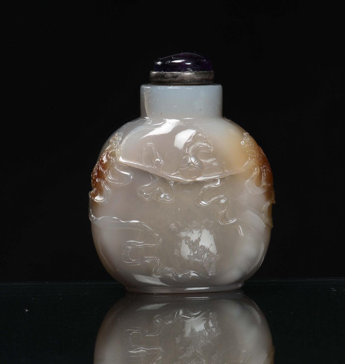 Snuff Bottle in Agata Scolpita con Animali Fantastici in Rilievo, Cina, Dinastia Qing, XIX Secolo