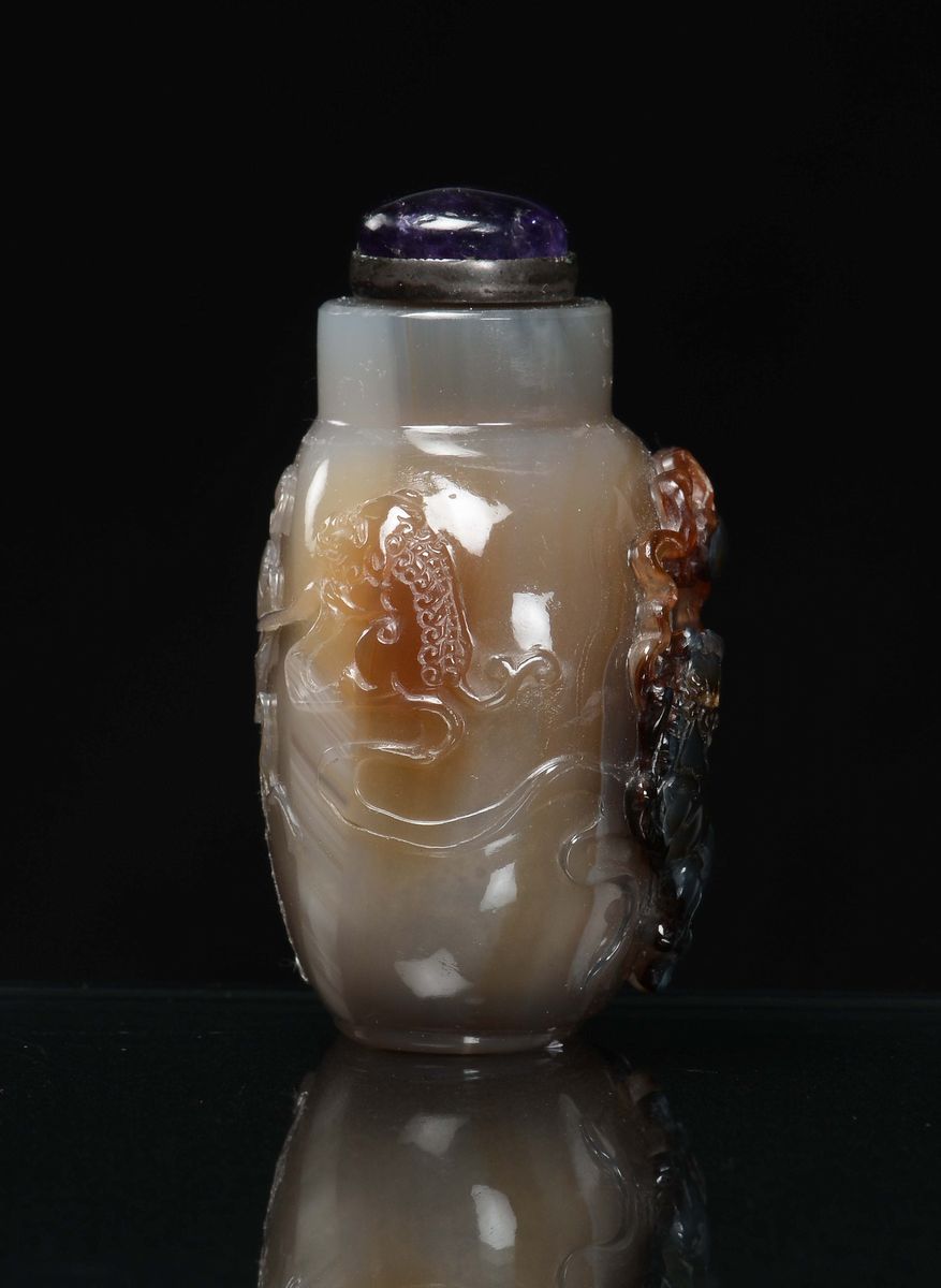 Snuff Bottle in Agata Scolpita con Animali Fantastici in Rilievo, Cina, Dinastia Qing, XIX Secolo