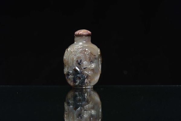 A carved agate snuff bottle with life court scenes, China, Qing Dynasty, 19th century