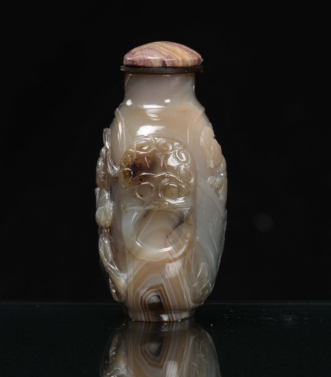 Snuff Bottle in Agata Incisa con Scene di Corte, Cina, Dinastia Qing, XIX Secolo