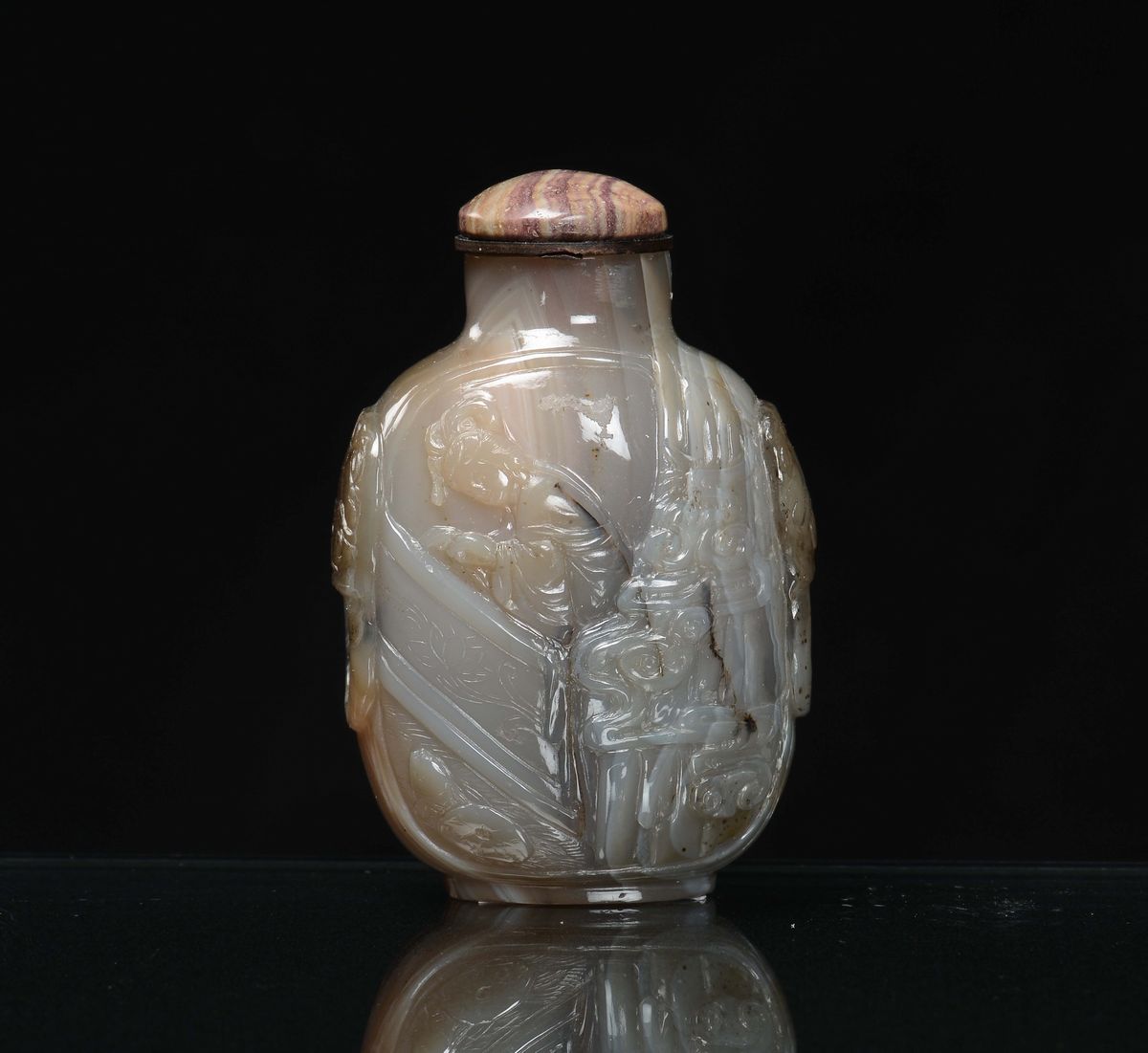 Snuff Bottle in Agata Incisa con Scene di Corte, Cina, Dinastia Qing, XIX Secolo