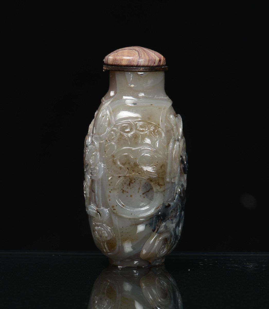 Snuff Bottle in Agata Incisa con Scene di Corte, Cina, Dinastia Qing, XIX Secolo