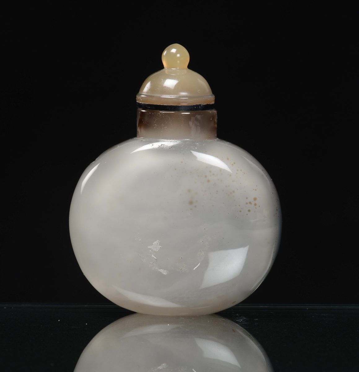 Snuff Bottle in Agata con Raffigurazione di Barcaiolo, Cina, Dinastia Qing, XIX Secolo