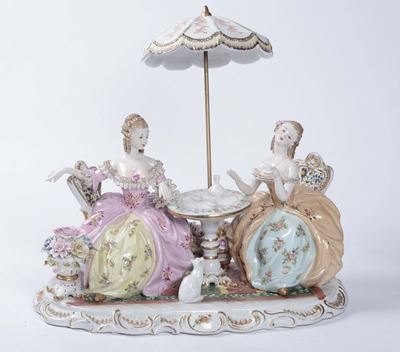 Gruppo in Porcellana Raffigurante Due Figure Femminili che Prendono il Té