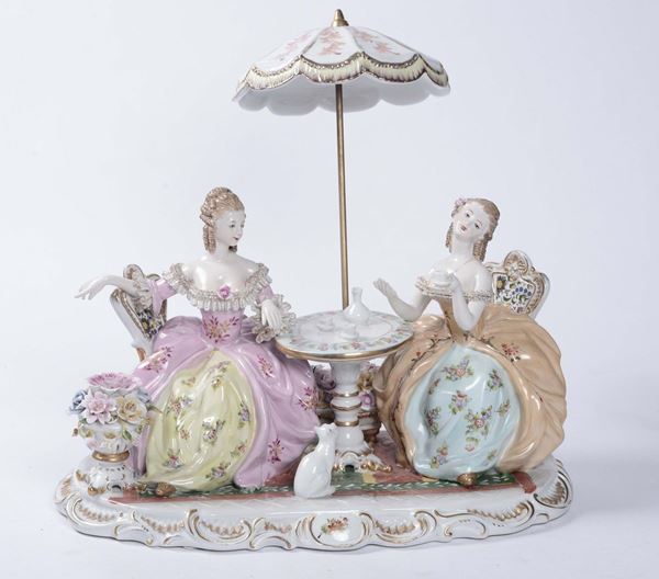 Gruppo in porcellana raffigurante due figure femminili che prendono il té