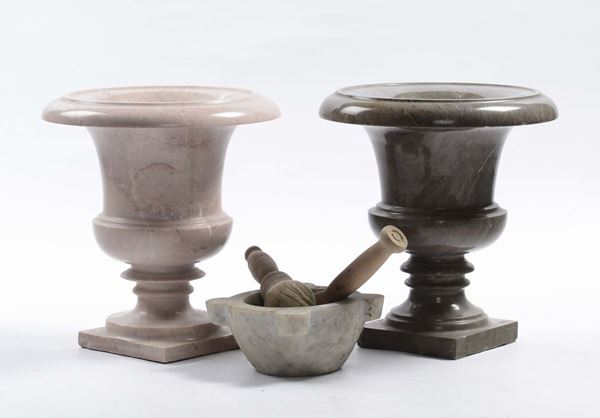 Coppia di vasi in marmo di colori differenti
