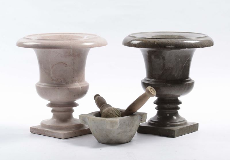 Coppia di vasi in marmo di colori differenti  - Auction Antique and Old Masters - Cambi Casa d'Aste