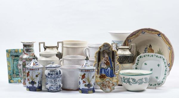 Lotto di vasi e altri oggetti in porcellana