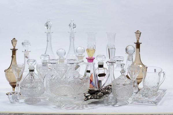 Lotto di bottiglie e altri oggetti in cristallo