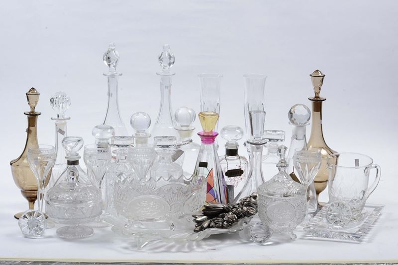 Lotto di bottiglie e altri oggetti in cristallo  - Asta Antiquariato e Dipinti Antichi - Cambi Casa d'Aste