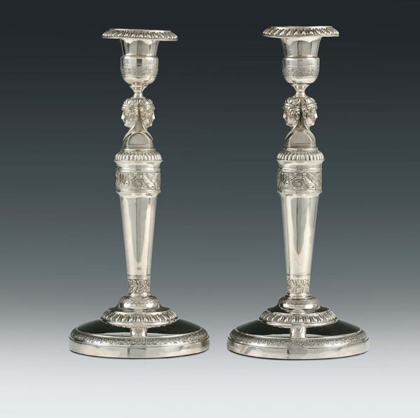 Coppia candelieri argento con decori di gusto neoclassico, bolli di Torino in uso dal 1824 al 1872