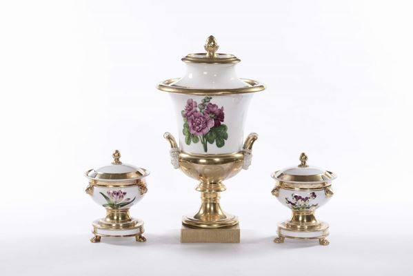 Trittico di vasi Carlo X in ceramica policroma e dorata, XIX secolo