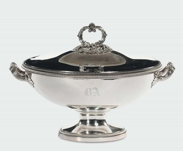 Grande zuppiera biansata in argento, XIX secolo