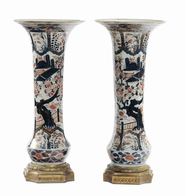 Coppia di vasi a tromba in porcellana Imari con montatura in bronzo, XIX-XX secolo