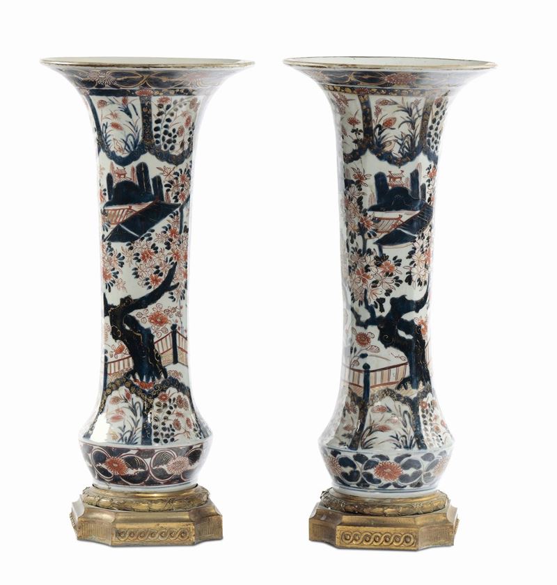 Coppia di vasi a tromba in porcellana Imari con montatura in bronzo, XIX-XX secolo  - Asta Antiquariato e Dipinti Antichi - Cambi Casa d'Aste