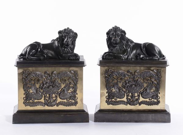 Coppia di leoncini in bronzo brunito, XIX secolo