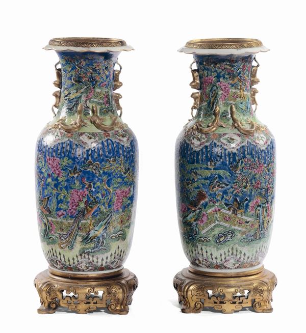 Coppia di vasi in porcellana policroma, Cina XX secolo