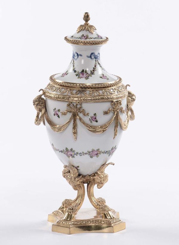 Vaso in porcellana con montatura in bronzo, XX secolo