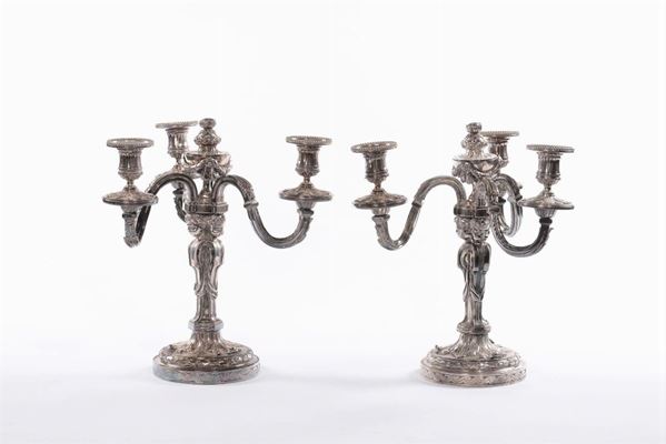 Coppia di candelieri in metallo a tre luci, XX secolo