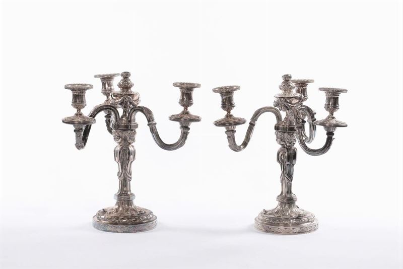 Coppia di candelieri in metallo a tre luci, XX secolo  - Auction Asta a Tempo Antiquariato - Cambi Casa d'Aste