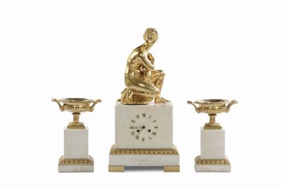 Trittico Composto da Orologio e Coppia di Vasetti in Marmo e Bronzo Dorato, XIX Secolo