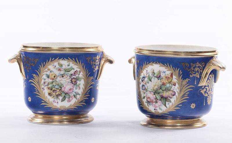 Coppia di rinfrescatoi in porcellana policroma a fondo blu  - Asta Antiquariato e Dipinti Antichi - Cambi Casa d'Aste