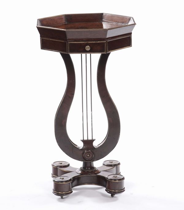 Tavolinetto a vassoio con gamba a lira, XIX secolo