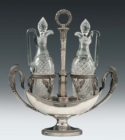 Grande Oliera Centro Tavola in Argento Fuso, Sbalzato e Cesellato, Bolli di Parigi Dopo il 1819 e...