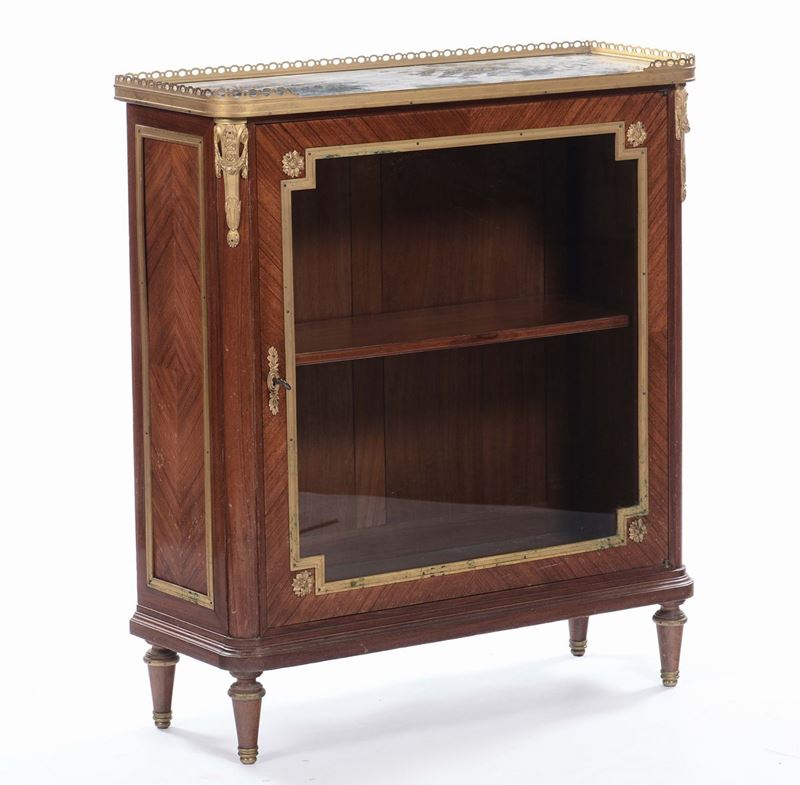 Piccola vetrina lastronata in noce, XIX secolo  - Asta Antiquariato e Dipinti Antichi - Cambi Casa d'Aste