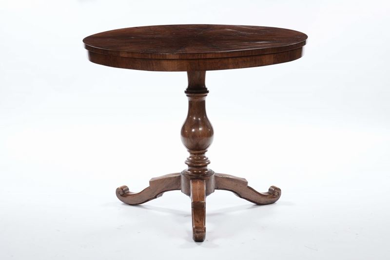 Tavolo con piano circolare lastronato in noce, XX secolo  - Auction Antique and Old Masters - Cambi Casa d'Aste