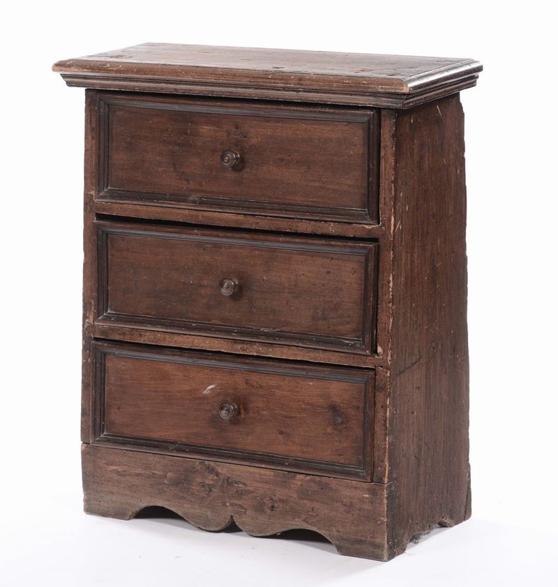 Piccolo cassettoncino in noce, XIX secolo  - Auction Antique and Old Masters - Cambi Casa d'Aste